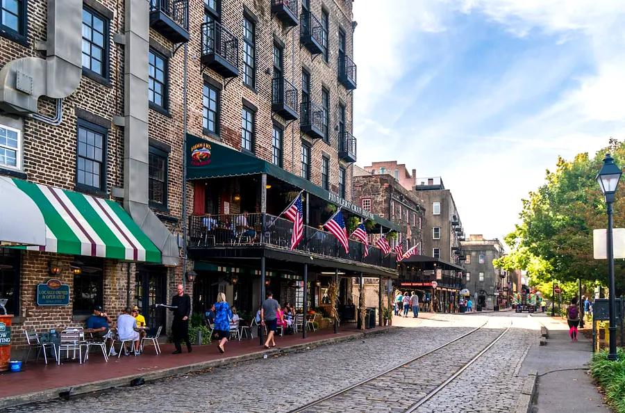 Savannah's Top Neighborhoods: Cocktails, Cobblestones, and Coastal Adventures