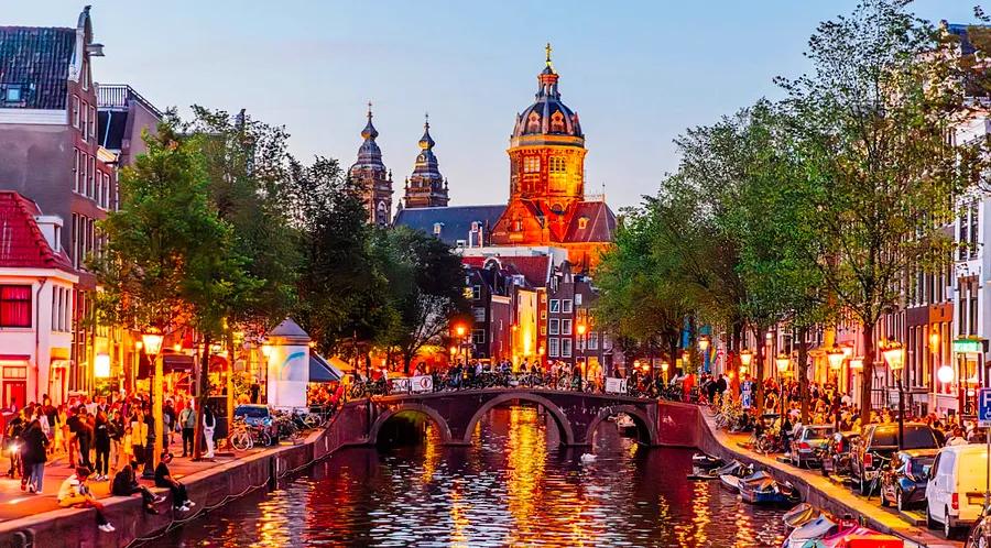 8 Best Neighborhoods in Amsterdam: Find Your Perfect Stay