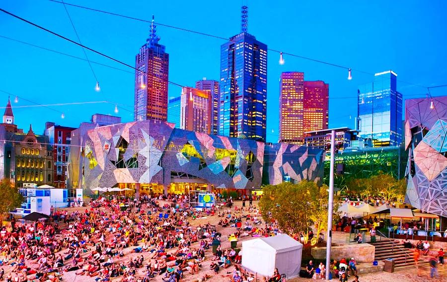 What is the ideal time to explore Melbourne?