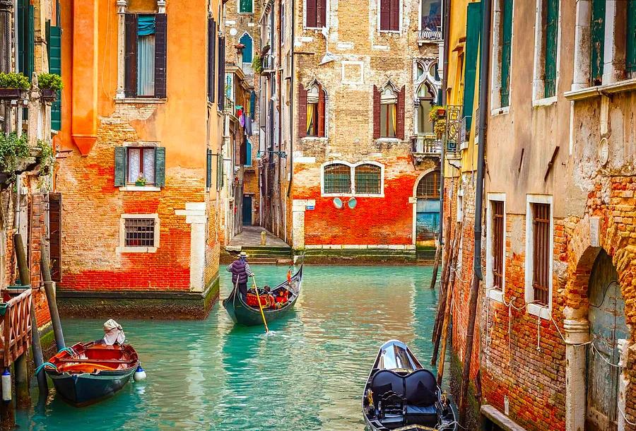 The ultimate experiences of Venetian gondola rides