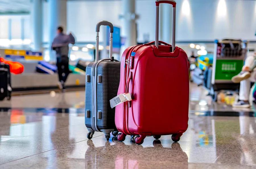 Carry-on or checked baggage: which is the superior travel option?