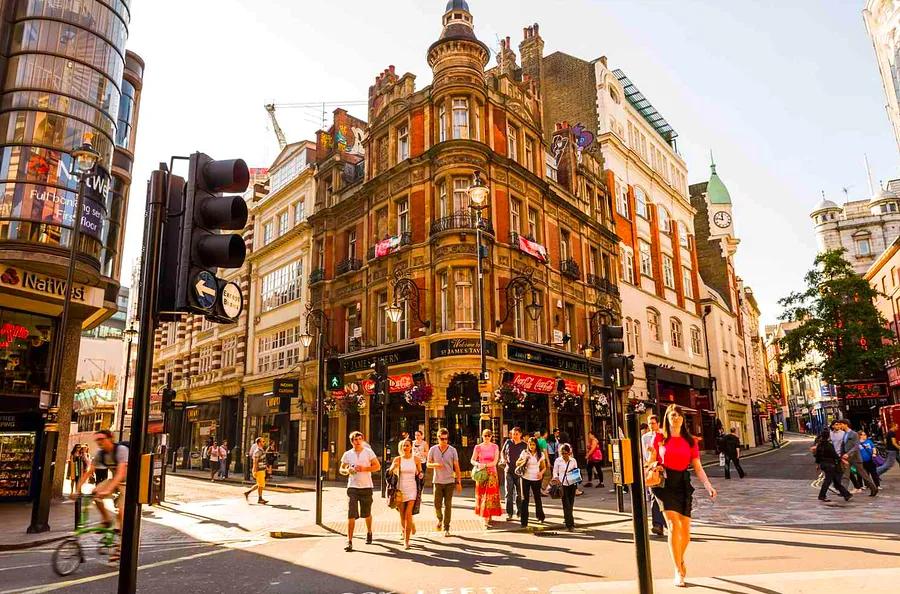 This London district boasts top-notch theaters, remarkable museums, and trendy cocktail lounges.