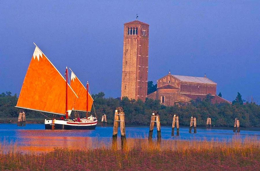 Experience Venice Like Never Before on This Authentic Flat-Bottomed Fishing Boat—A Tasty Adventure Awaits!