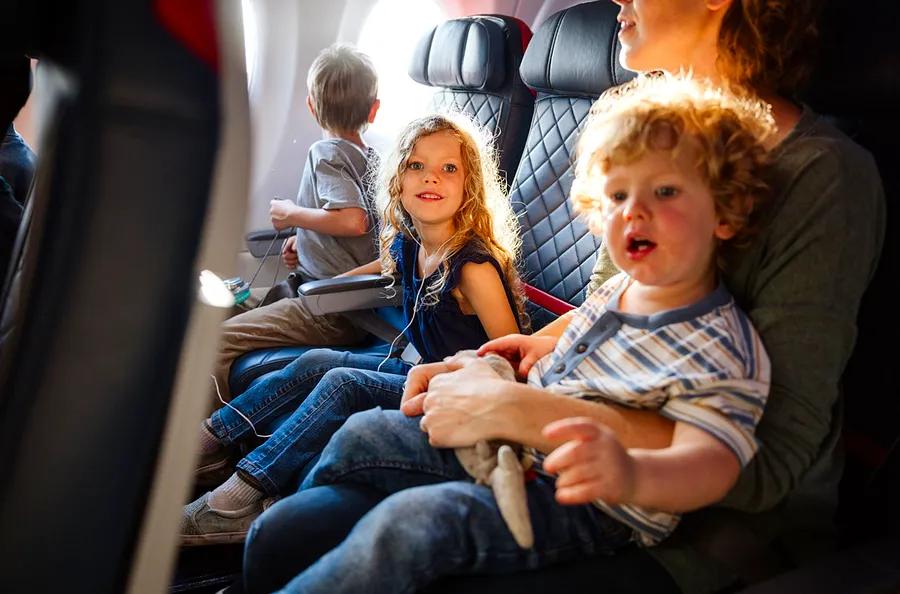 5 essential tips for managing holiday air travel with children