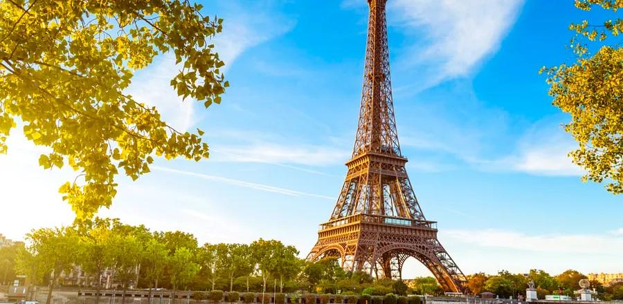 Guidelines for Experiencing the Eiffel Tower with Fewer Tourists