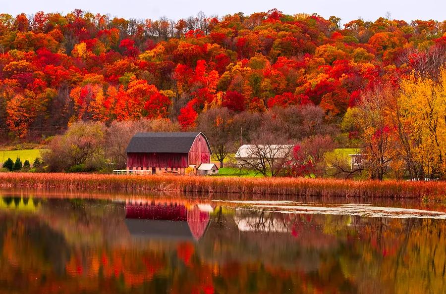 5 breathtaking autumn road trips in the Midwest