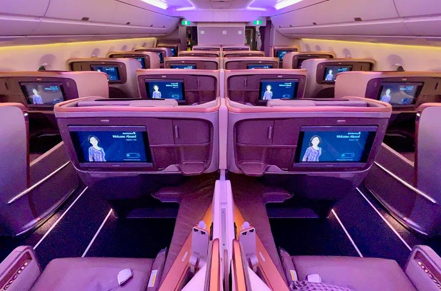 How does the waitlist for award flights function in Singapore Airlines' KrisFlyer program?