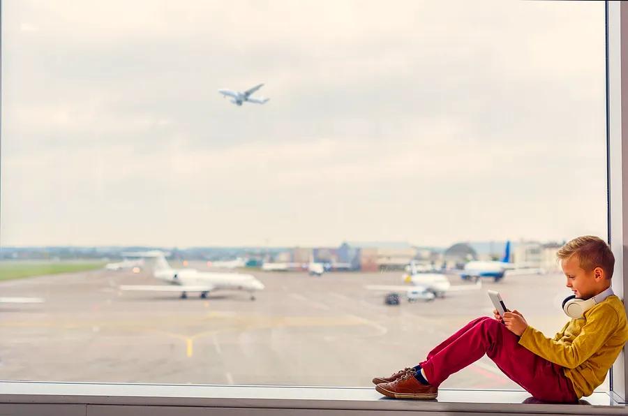 Can children travel alone? Everything you should know about flights for unaccompanied minors