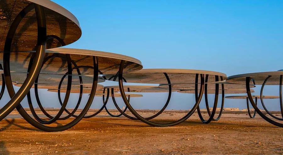 Strange and captivating mirrors have emerged in the desert of Qatar. Here’s the reason behind their appearance