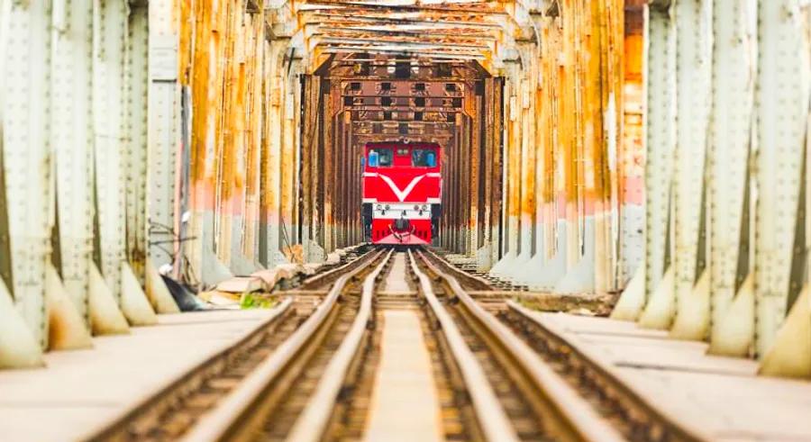 Hanoi’s Long Bien Bridge has become the new selfie hotspot, overtaking Train Street as the city's most popular photography destination.