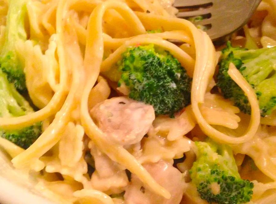 Creamy Chicken and Broccoli Alfredo Pasta