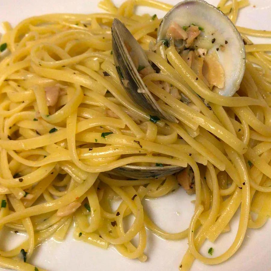 Linguine with Garlic and White Clam Sauce