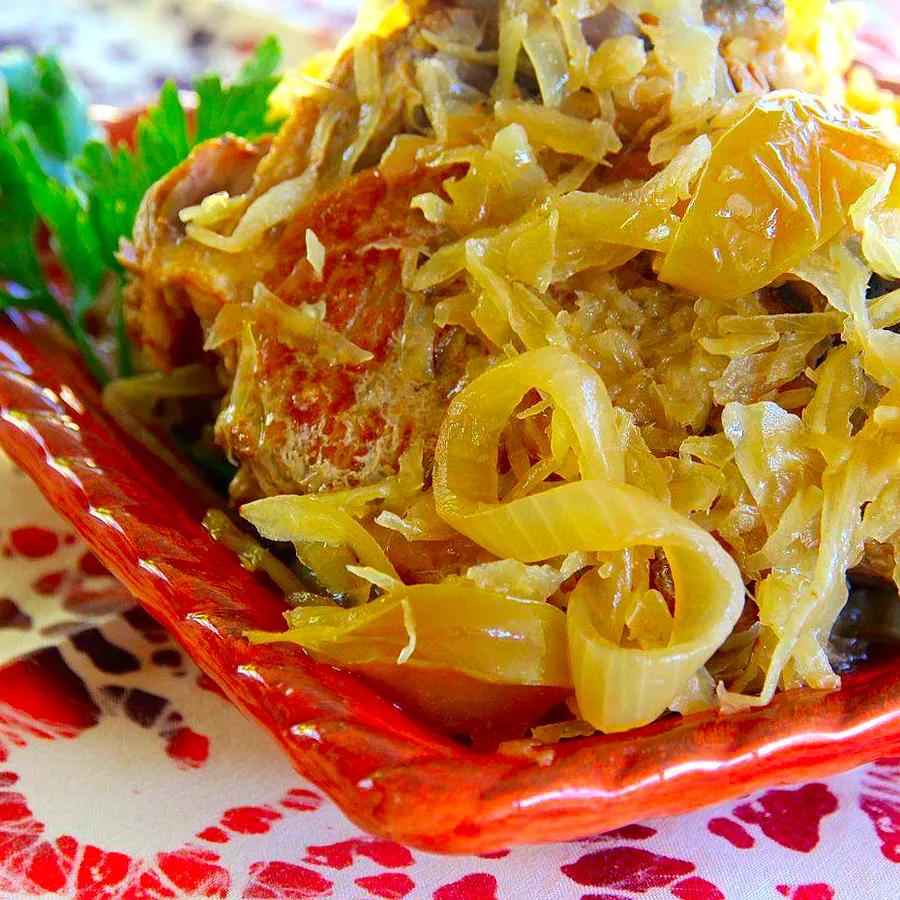 Slow Cooker Pork with Sauerkraut and Apples