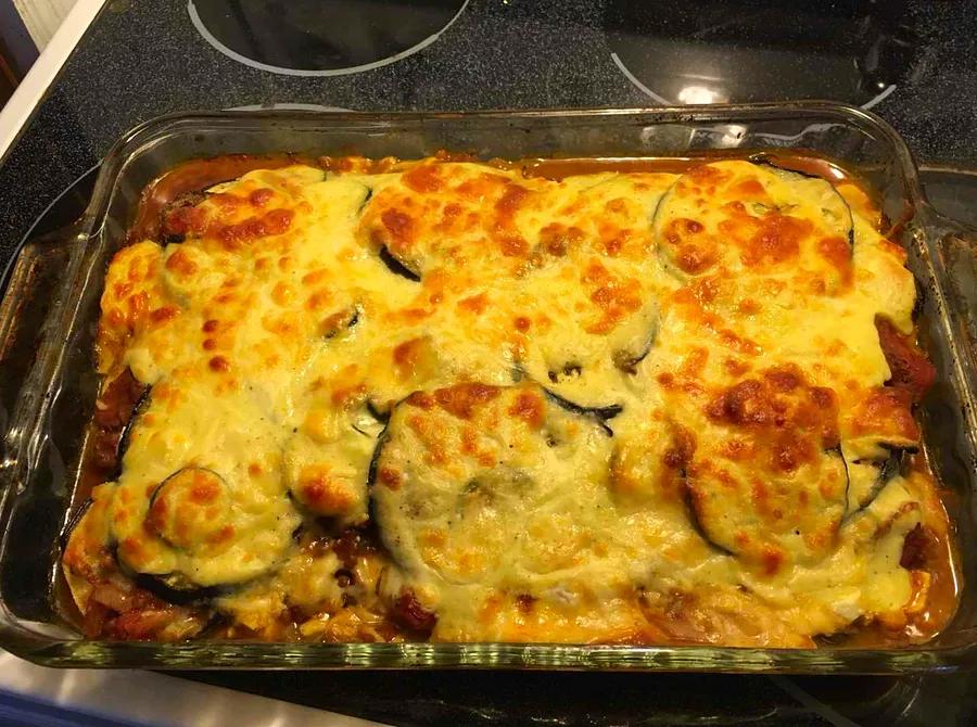 Vegetarian Moussaka: A flavorful, plant-based dish with rich layers of vegetables, lentils, and a creamy béchamel topping.