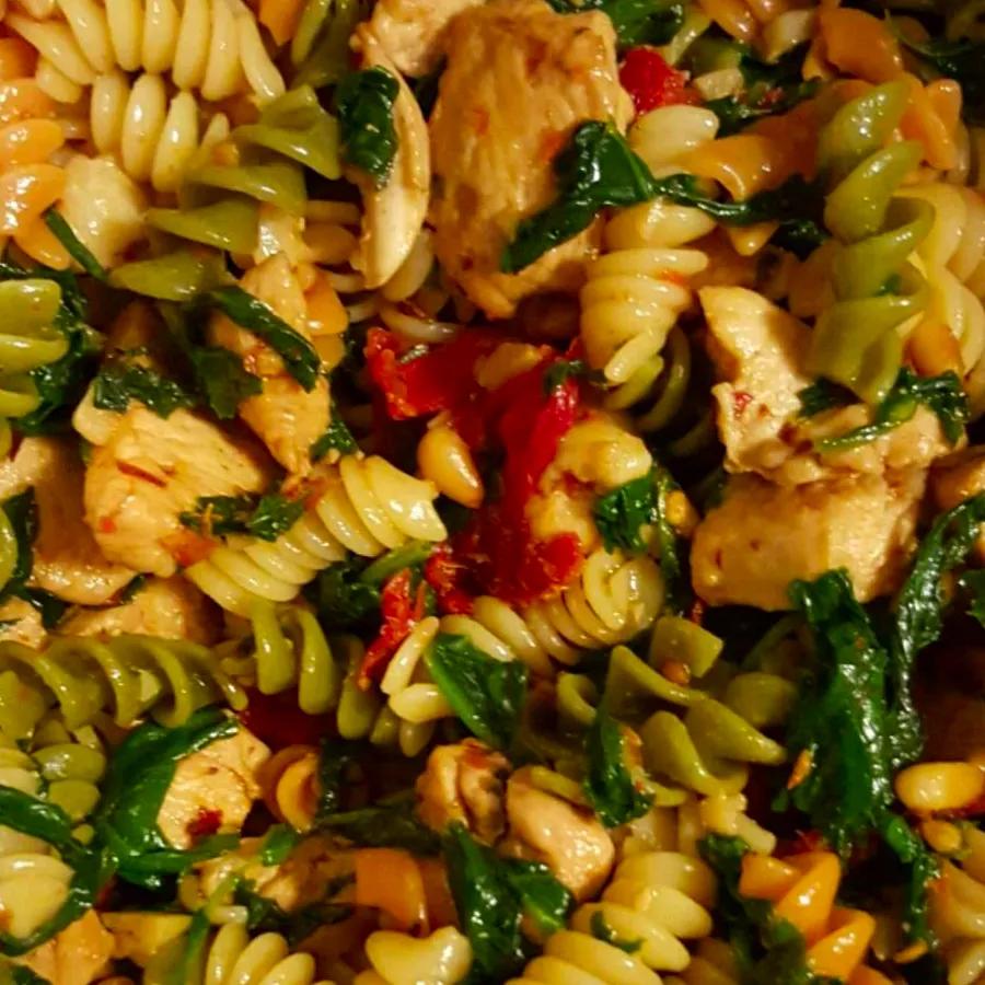 Pasta with Spinach and Sun-Dried Tomatoes