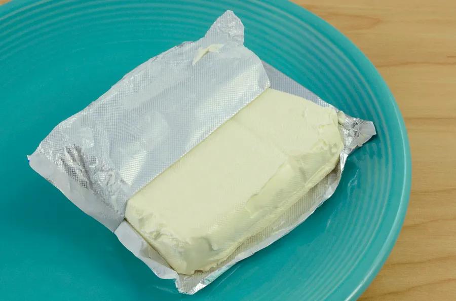 What is cream cheese, and how can you prepare it at home?