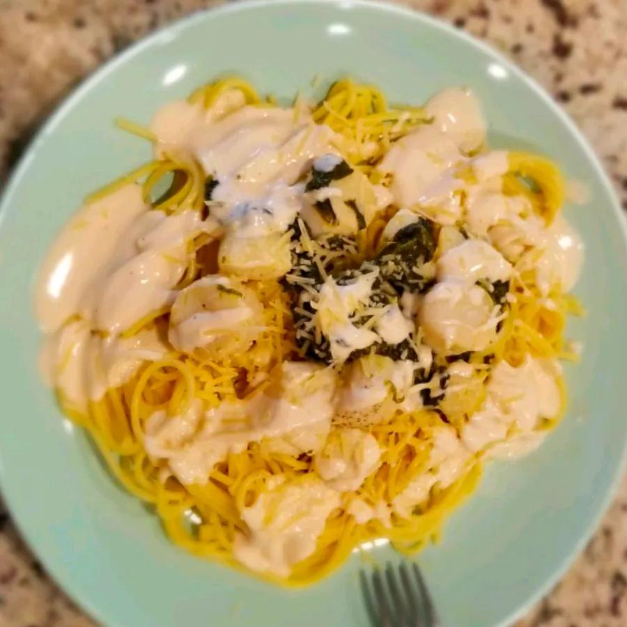 Garlic-Butter Scallops and Spinach Pasta