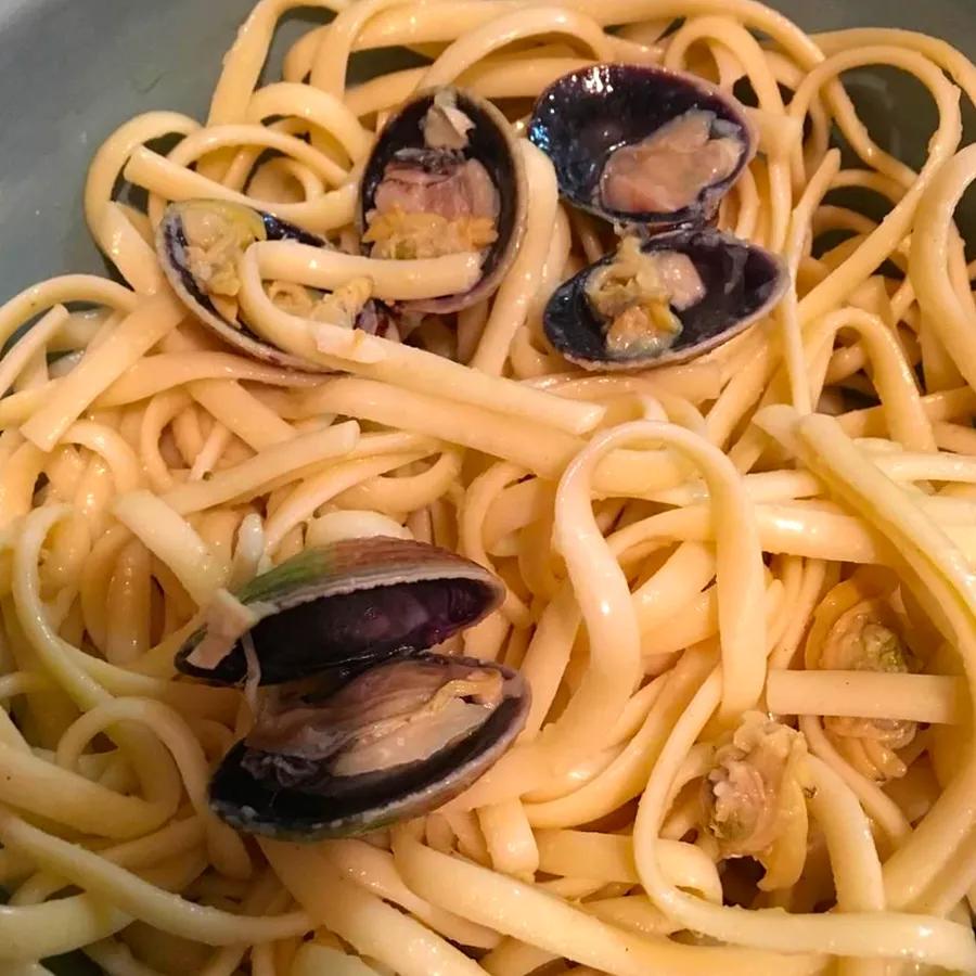 Spaghetti with Garlic-Infused White Clam Sauce