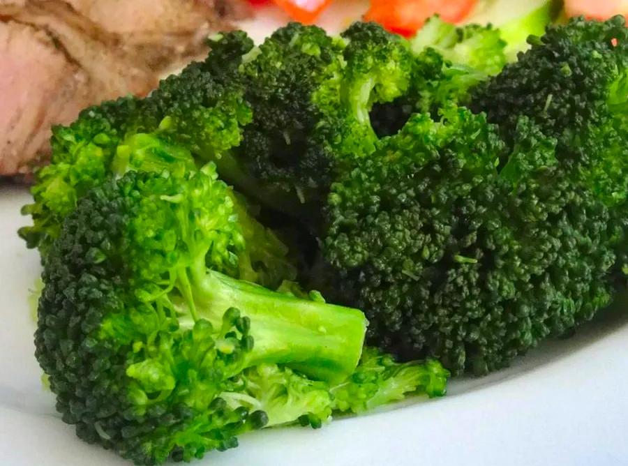 Crispy Bacon-Infused Steamed Broccoli