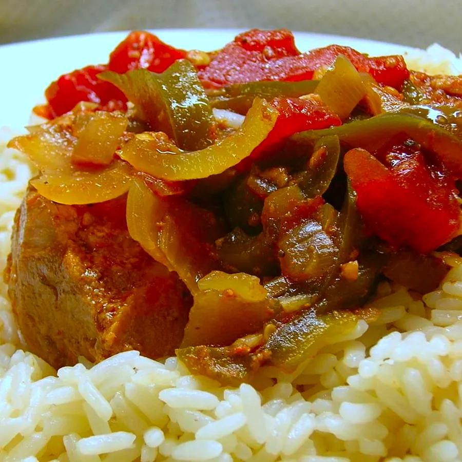 Flavorful Slow Cooker Pork Chops with a Savory Sauce