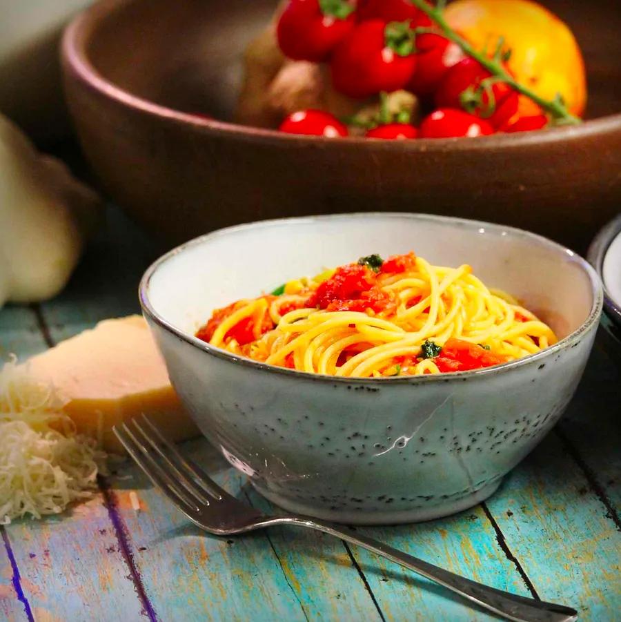 Pasta with Fresh Tomato Sauce