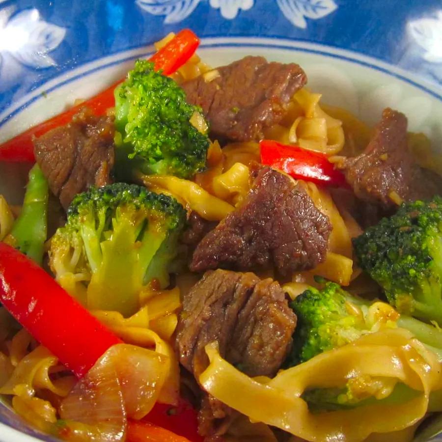 Spicy Beef and Broccoli Chow Mein Noodles