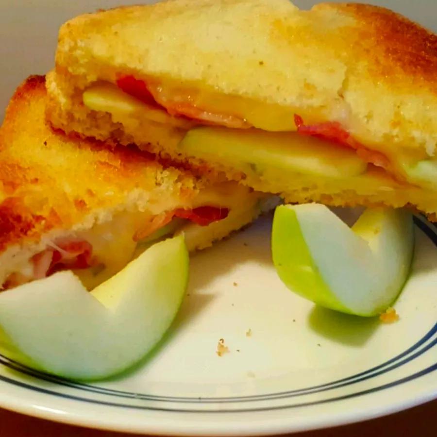 Grilled Swiss Cheese and Apple Sandwich