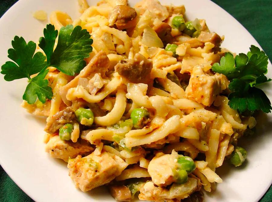 Deluxe Chicken or Turkey Tetrazzini Casserole