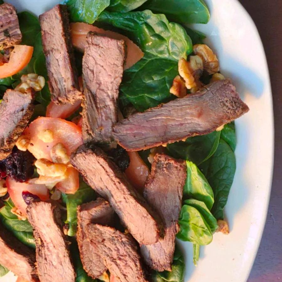 Grilled Steak and Spinach Salad