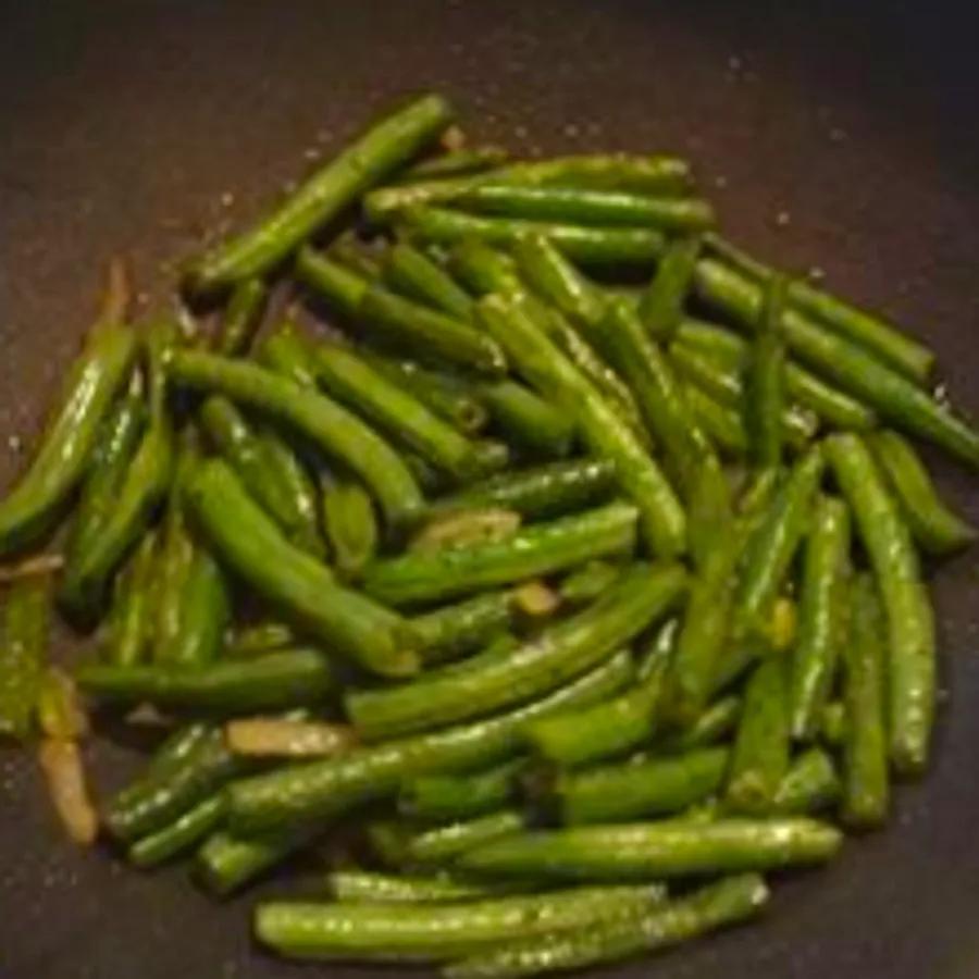 Garlic-Infused Sautéed String Beans