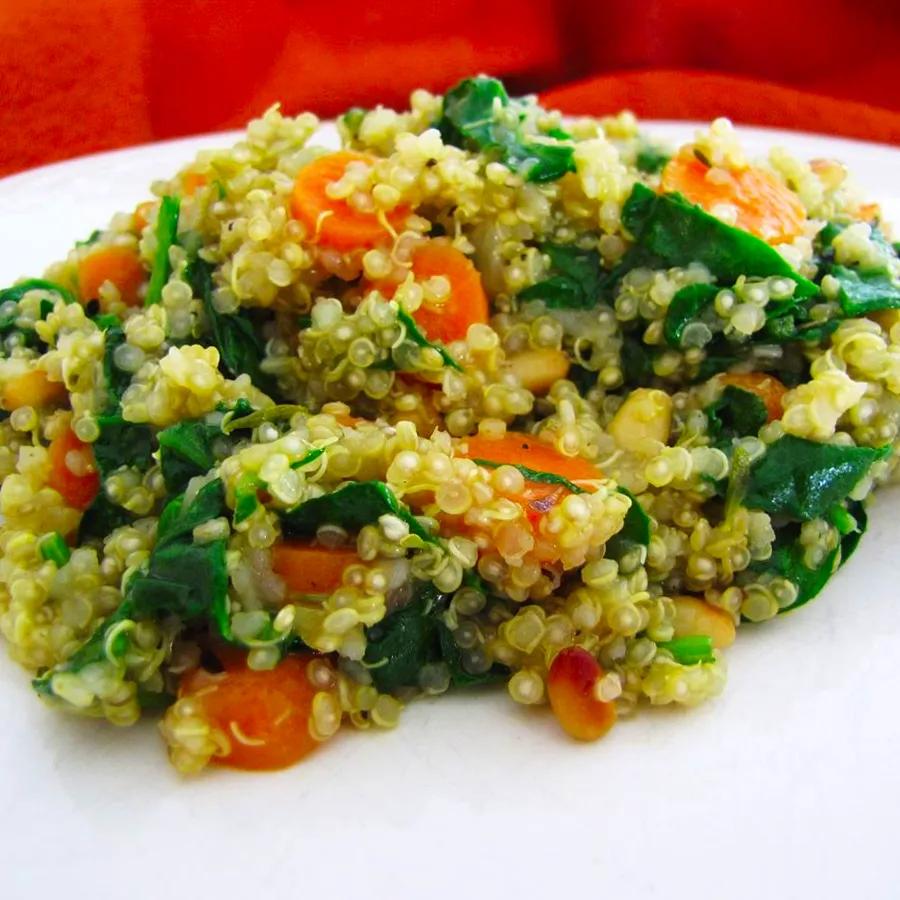 Quinoa Pilaf with Carrots, Tomatoes, and Spinach