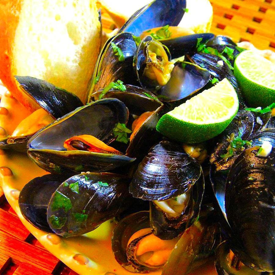 Steamed Mussels with Thai Flavors