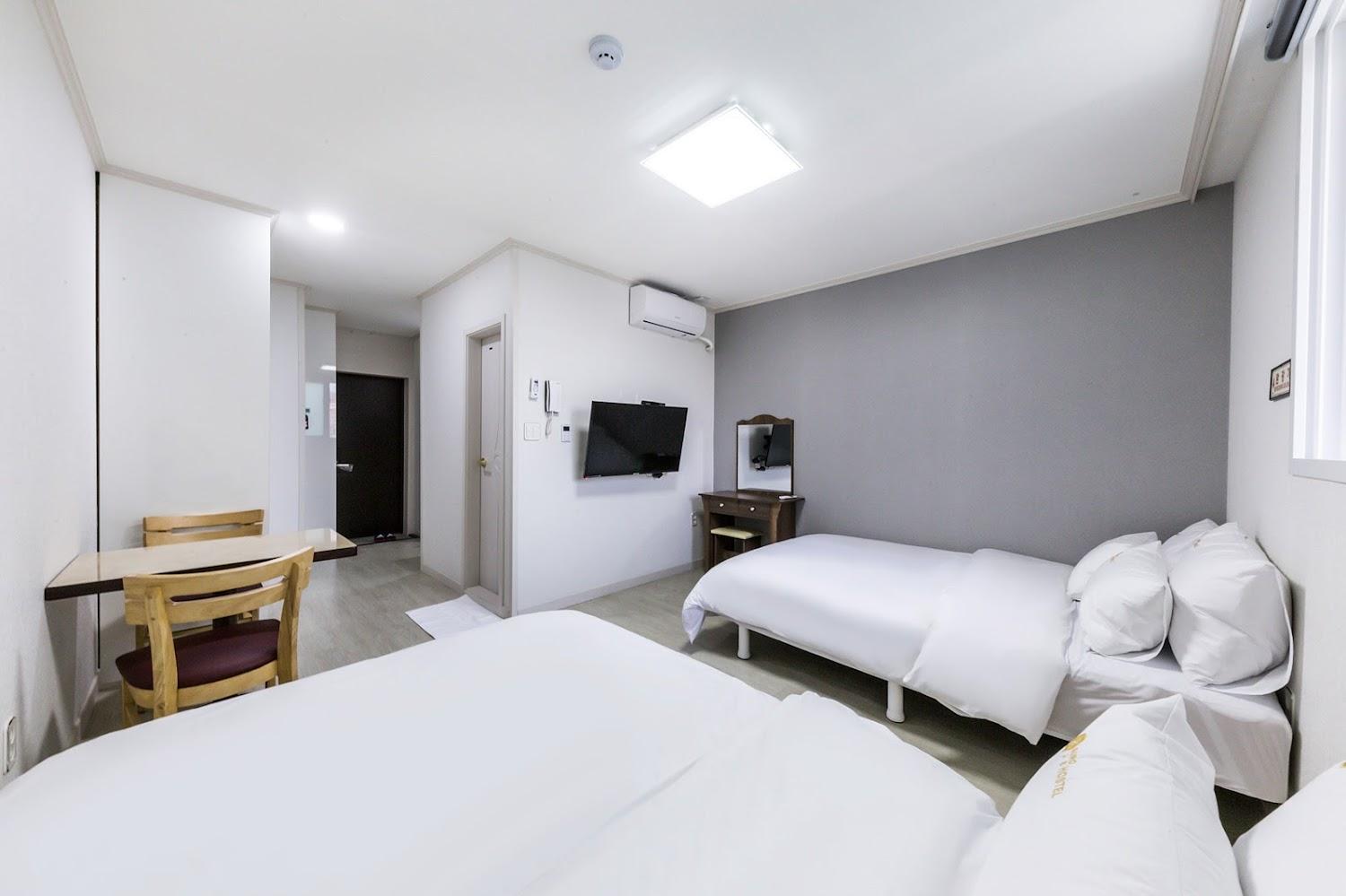 Cover Image for jsgurohostel