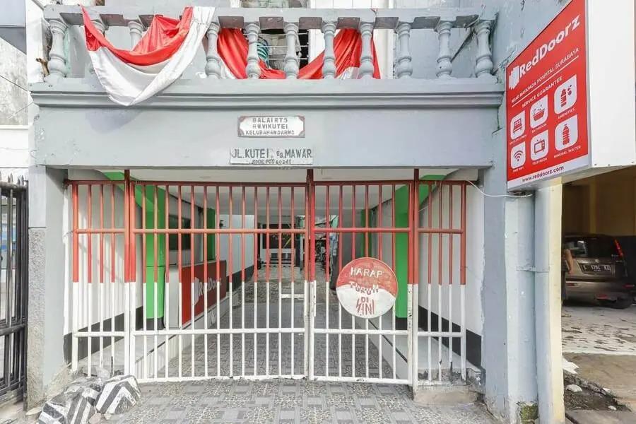 Cover Image for RedDoorz near Mayapada Hospital Surabaya