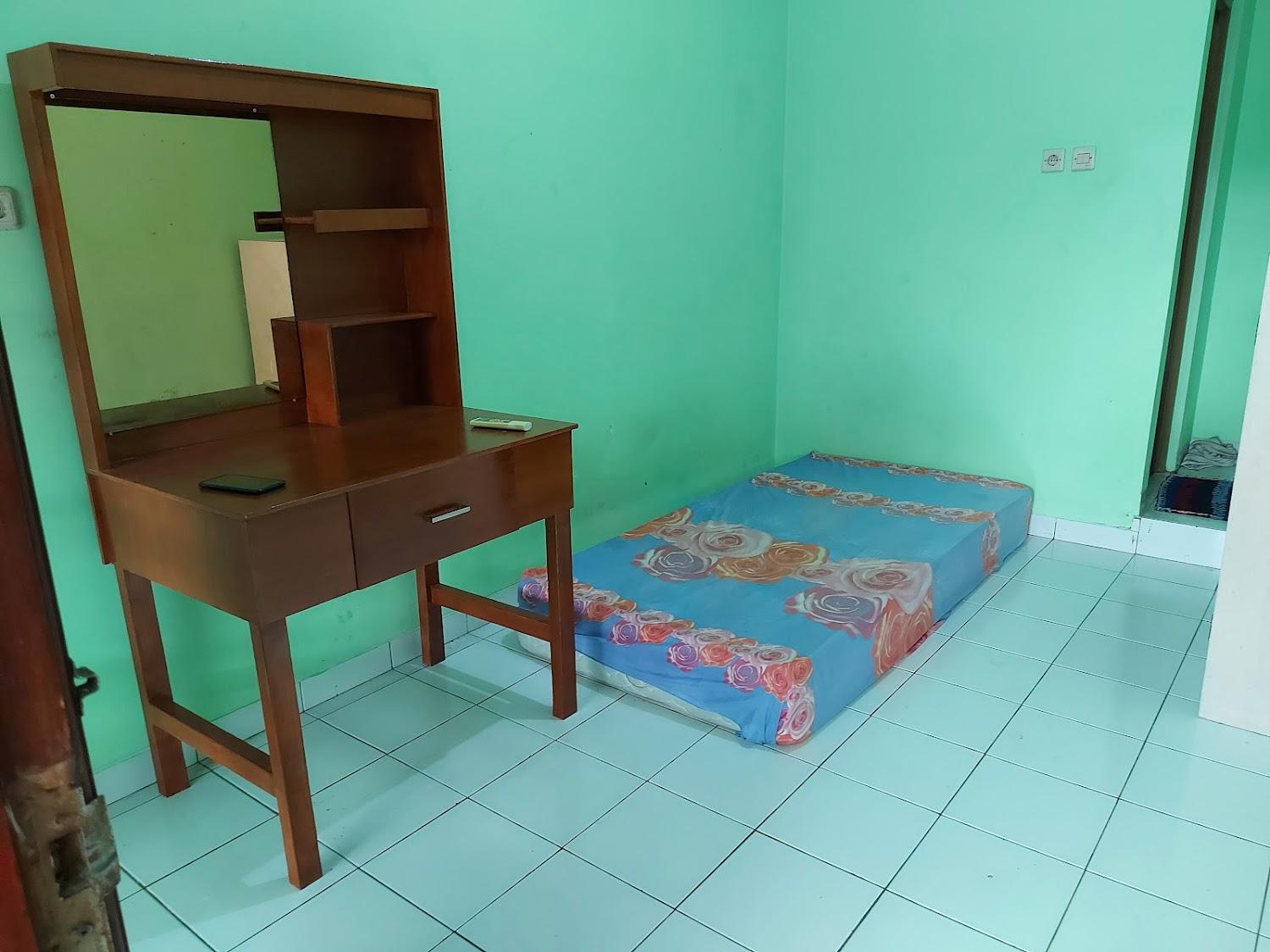 Cover Image for Kost Ijo Tembok Tinggi