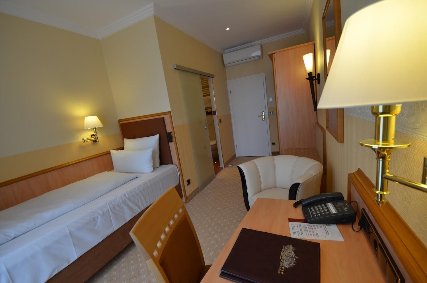 Cover Image for Hotel Mack
