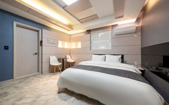 Cover Image for Nox Hotel