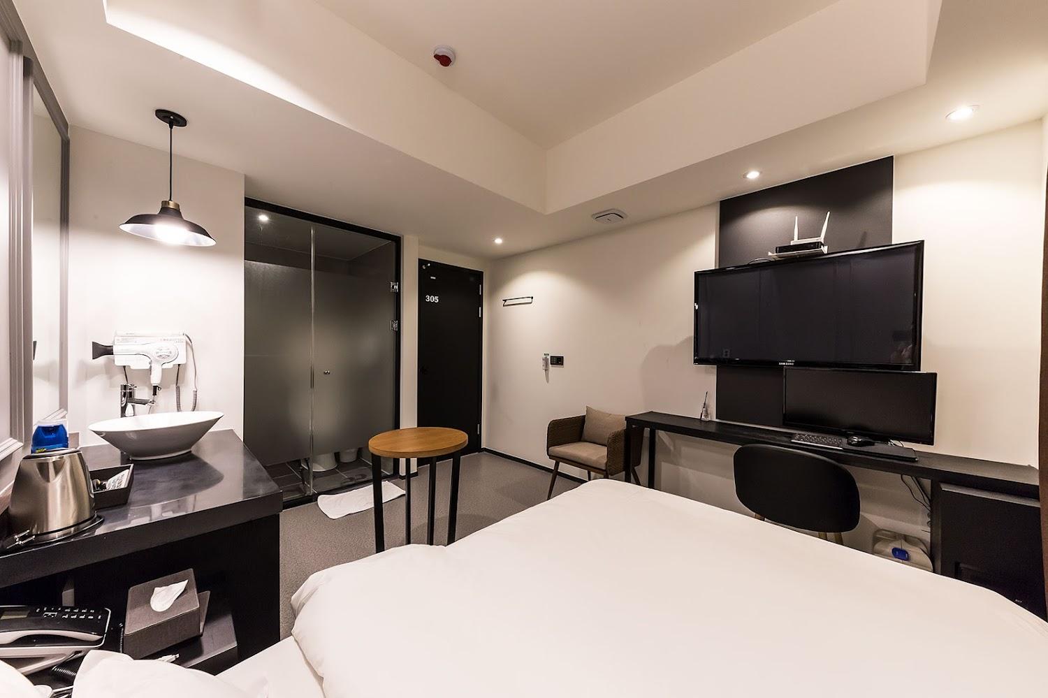 Cover Image for Raha Hotel