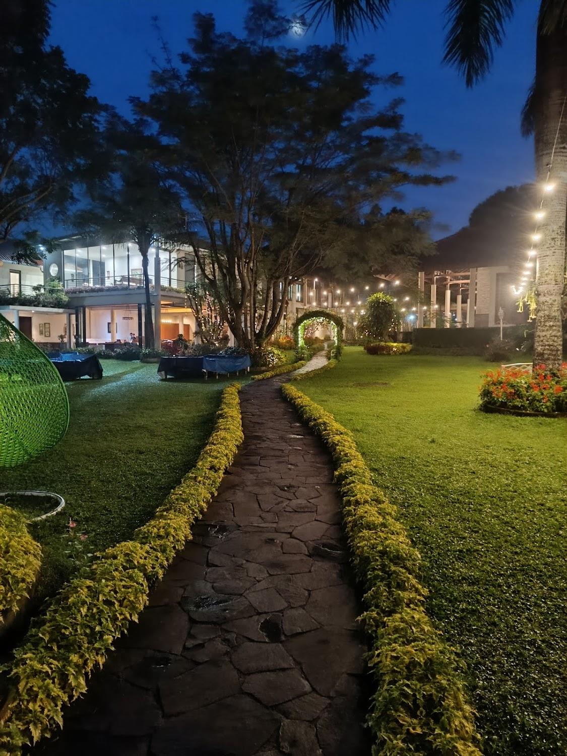 Cover Image for The La Oma Cafe & Hotel