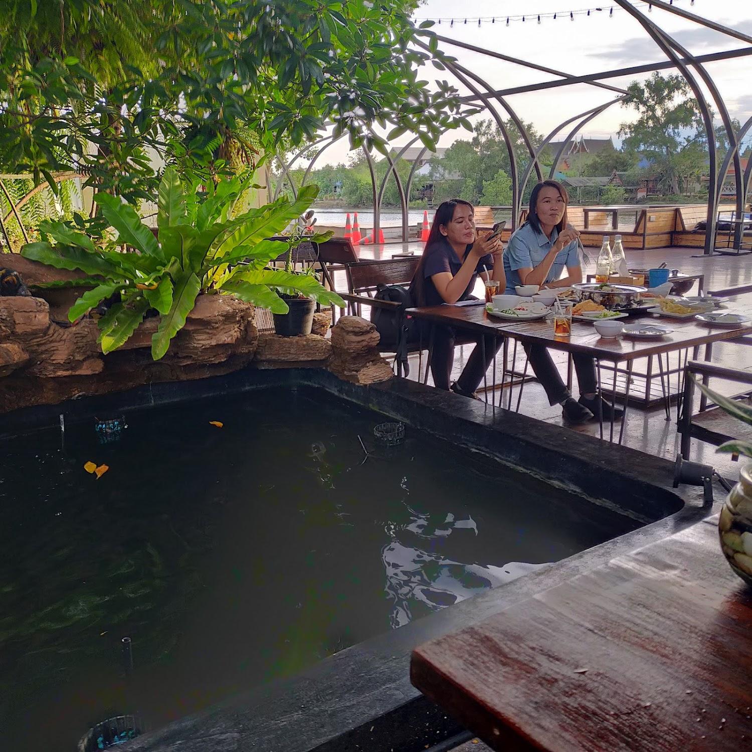 Cover Image for เรือนชายน้ำรีสอร์ท