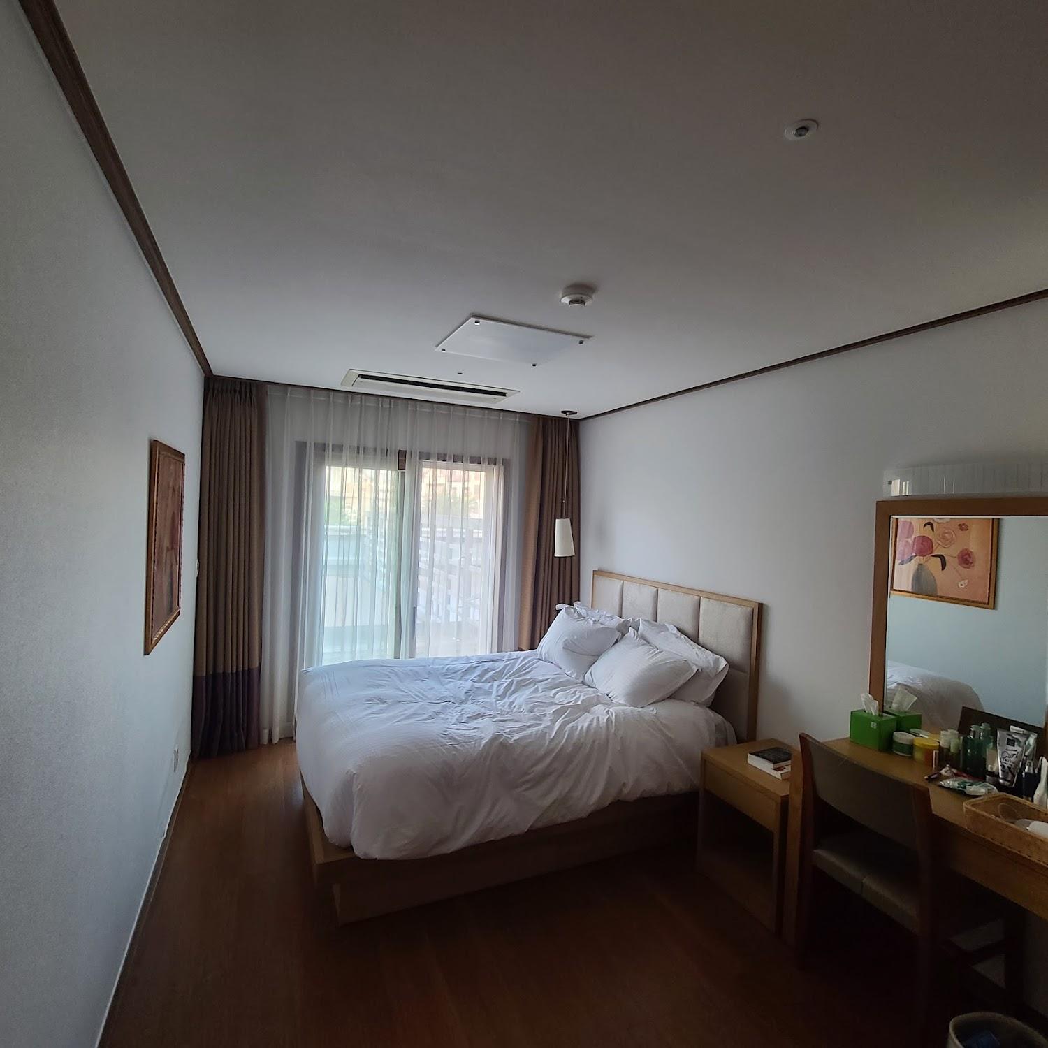 Cover Image for Holiday Inn Resort Hotel
