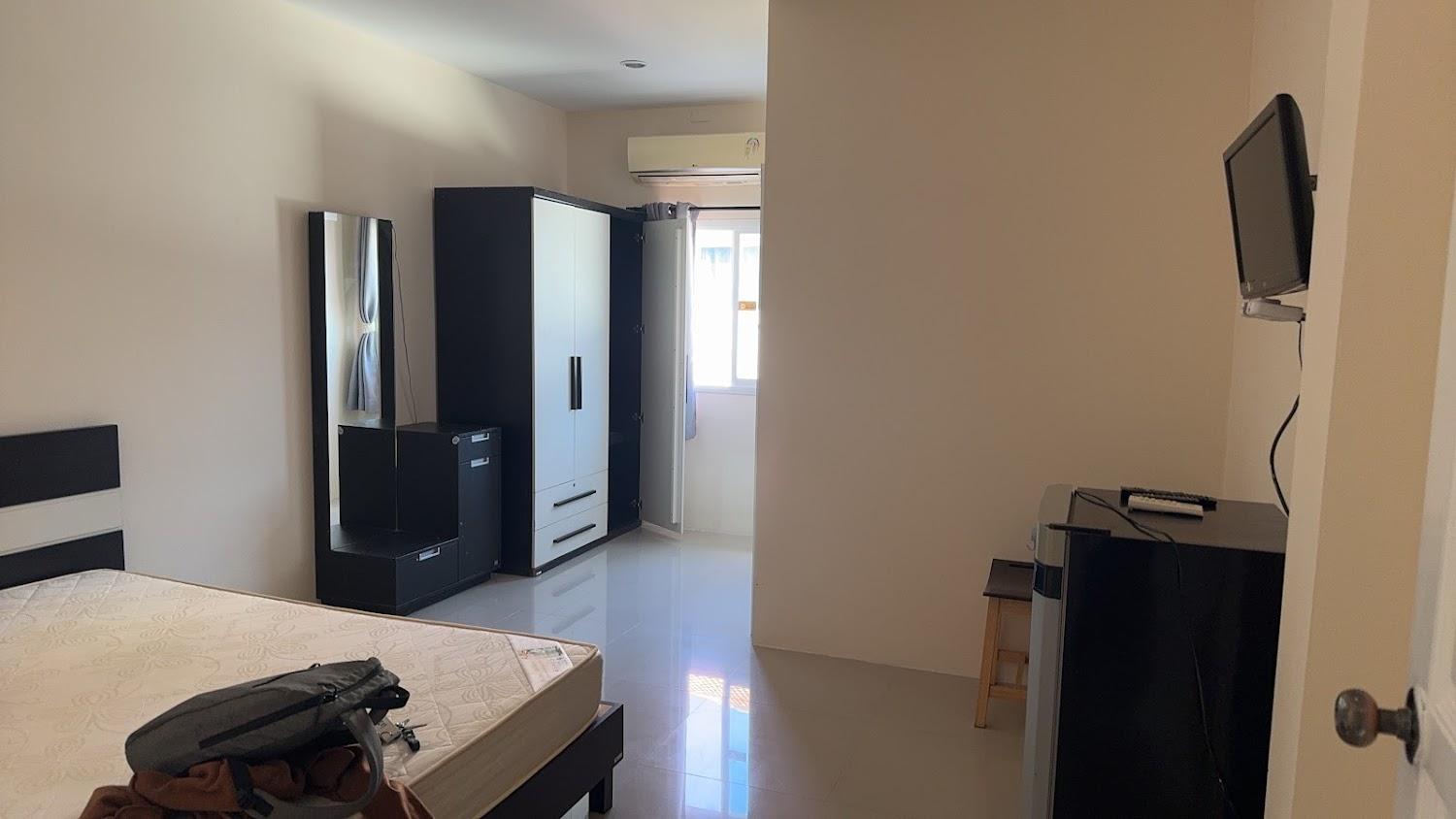Cover Image for Golf Apartments