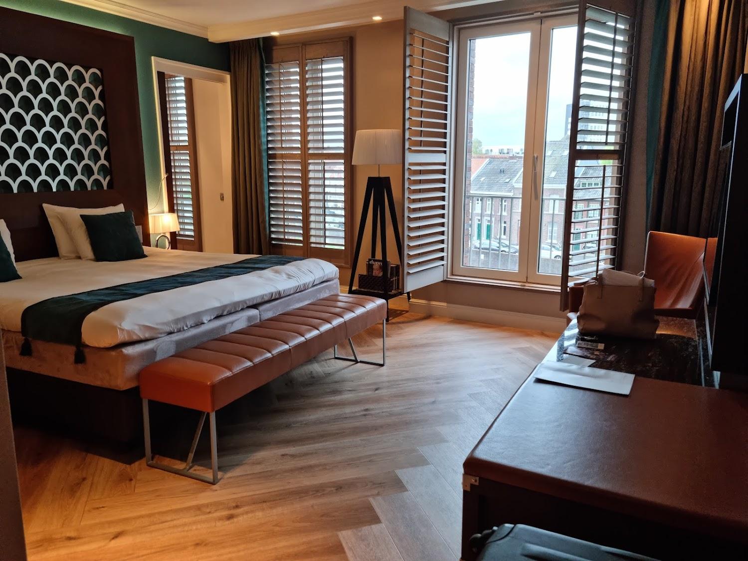 Cover Image for Hotel Dux