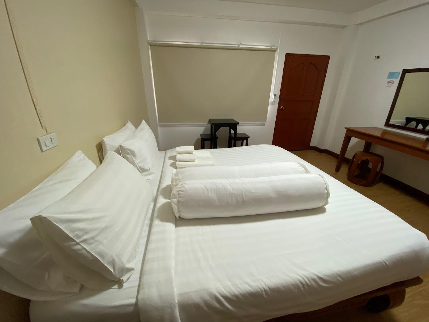 Cover Image for Poonnagunn Hotel
