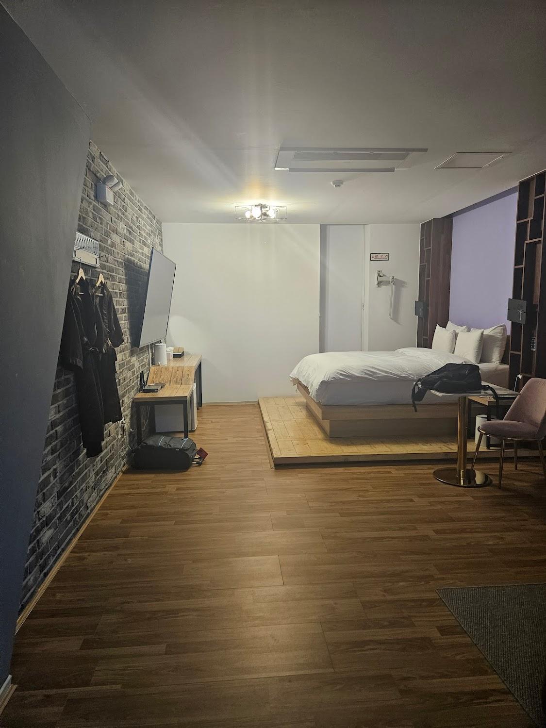Cover Image for 별이 빛나는 밤에 무인모텔