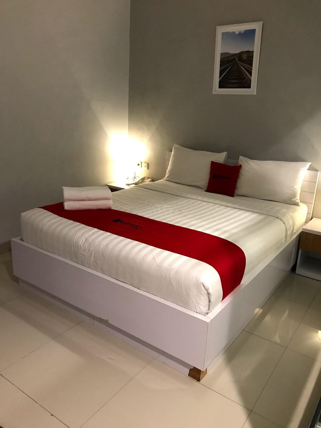 Cover Image for RedDoorz Plus near Soekarno Hatta Airport 2