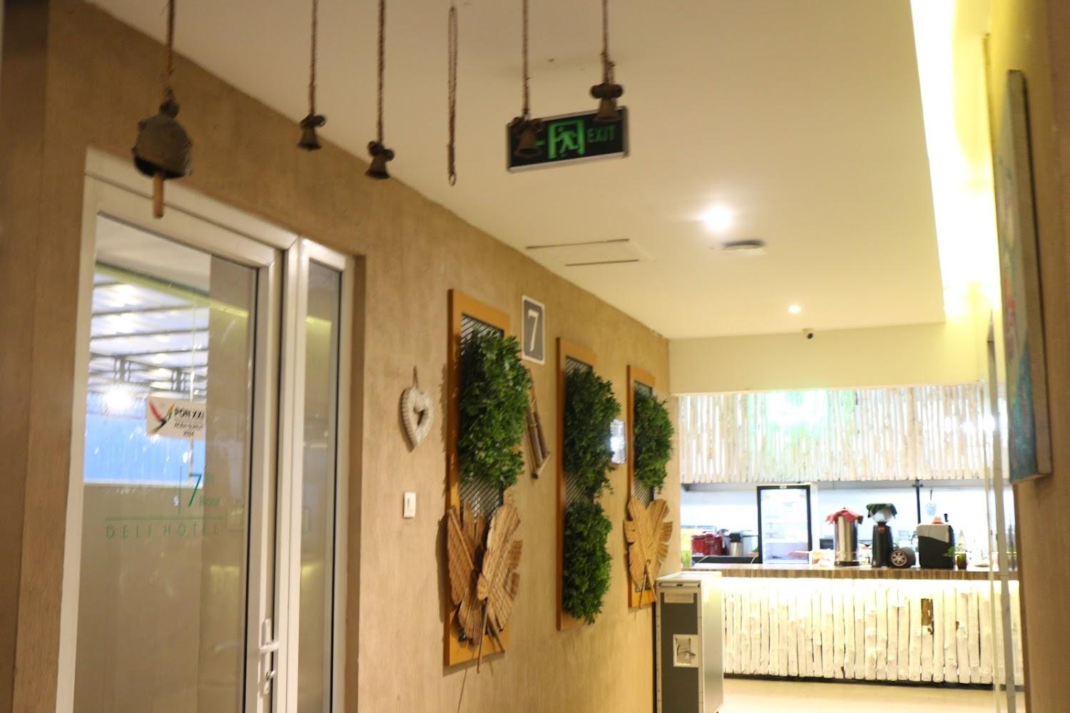 Cover Image for Deli Hotel