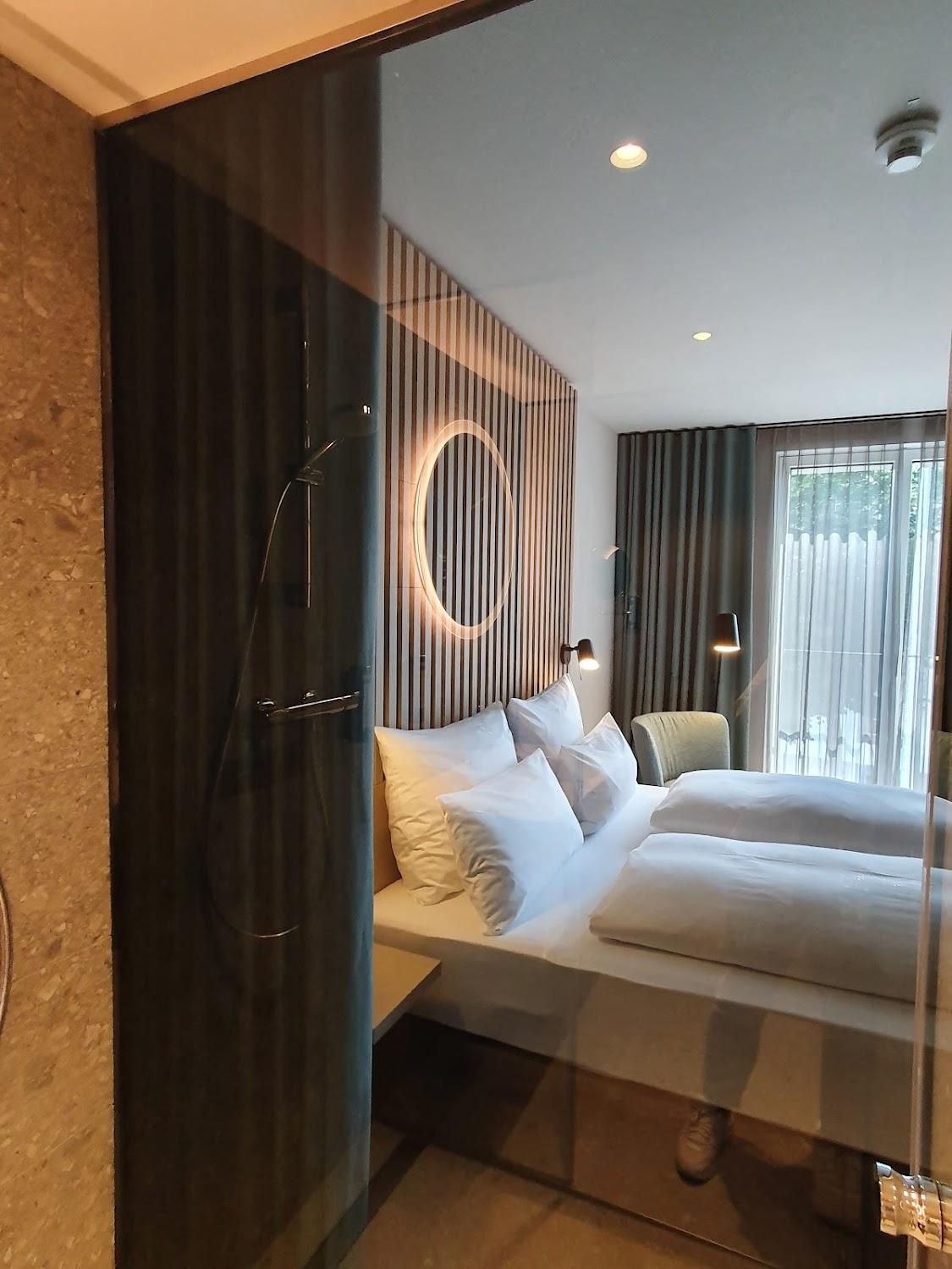 Cover Image for 4K Hotel