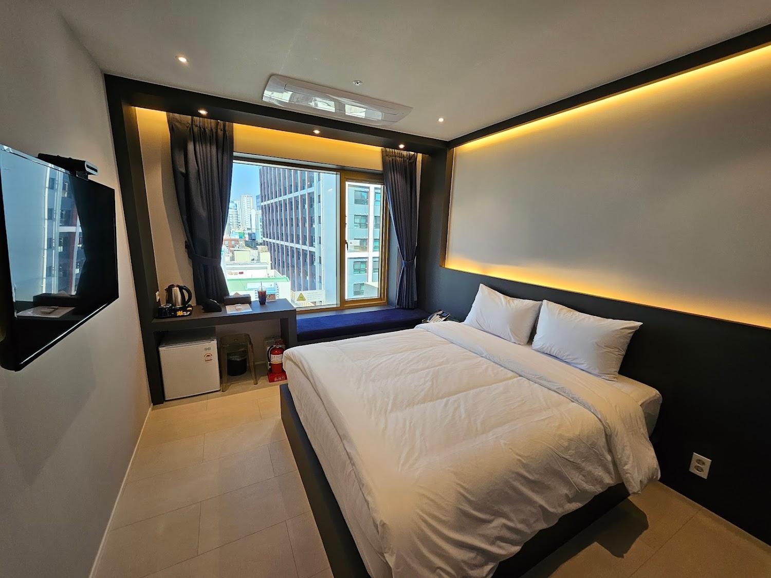 Cover Image for Gold Stone Hotel