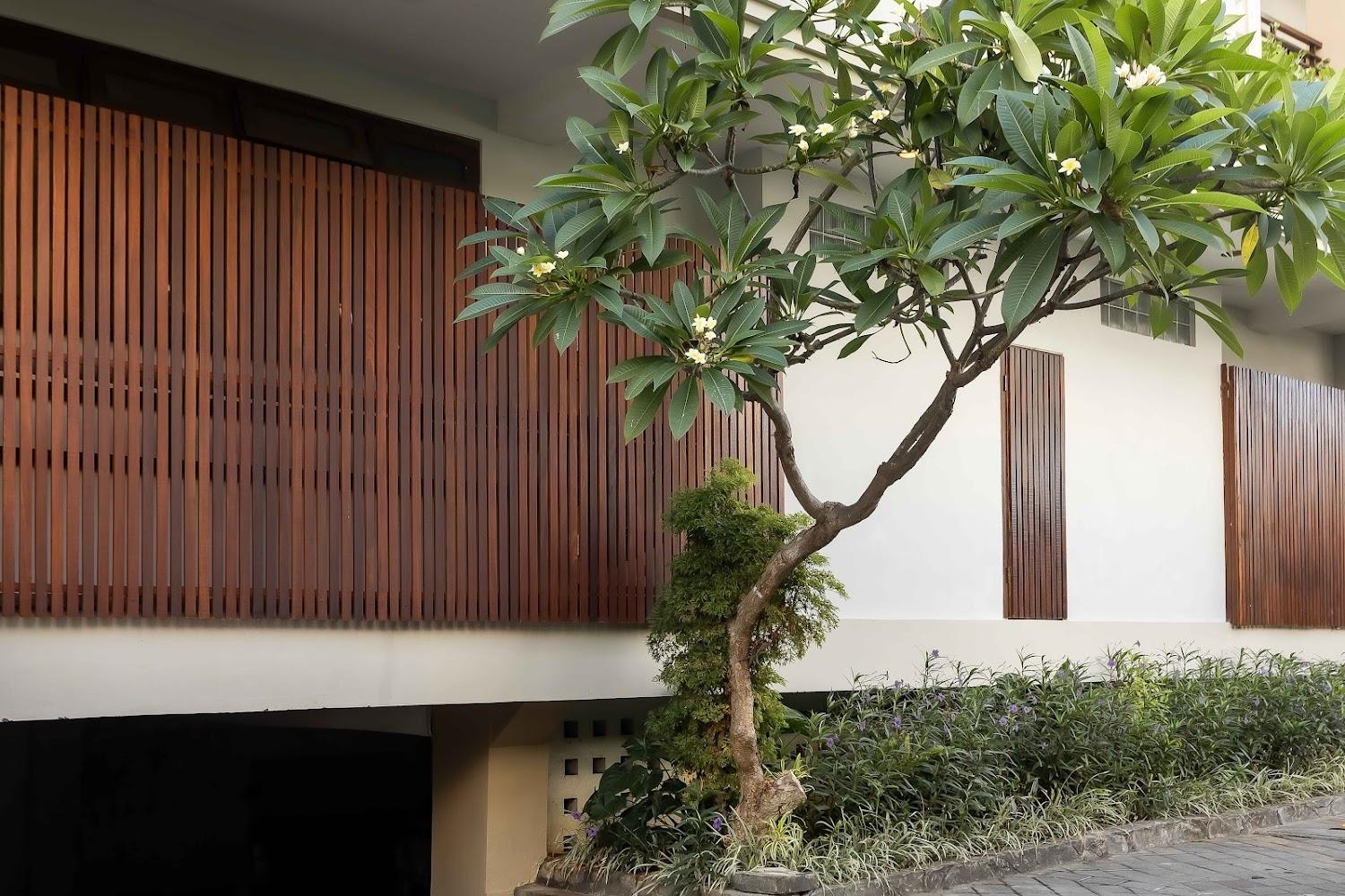 Cover Image for Fourteen Roses Beach Hotel